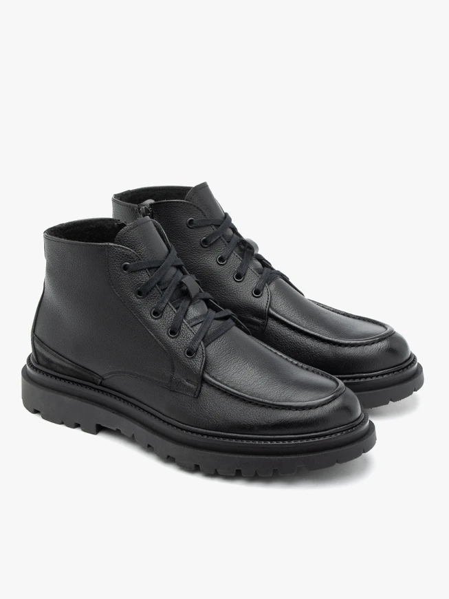 Schwarz genarbte Lederstiefel