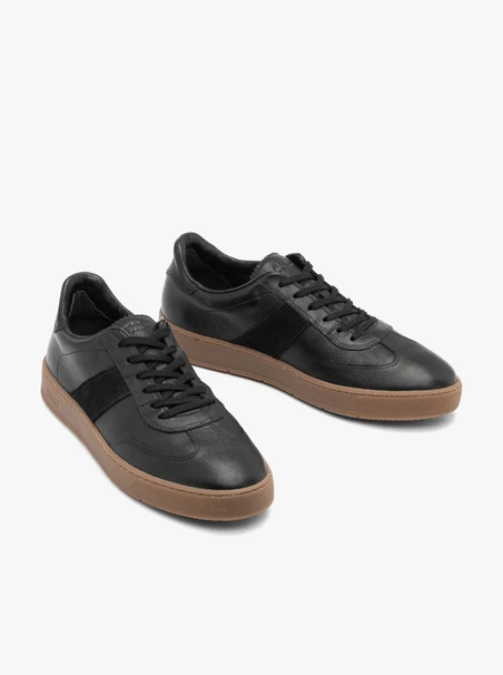 Schwarze Herren Sporthalbschuhe mit beigem Boden