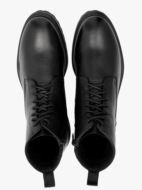 Schwarze Herrenstiefel mit festem Boden