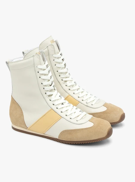 Knöchelhohe Sportschuhe in Weiß und Beige