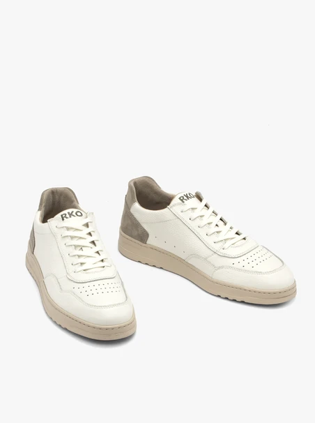 Cremefarbene Halbschuhe für Männer auf leichtem Grund