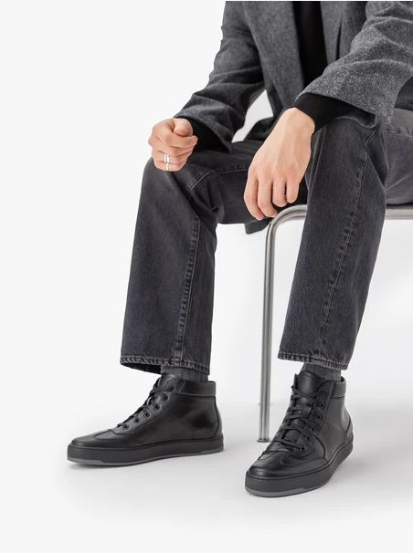 Schwarze Sportschuhe