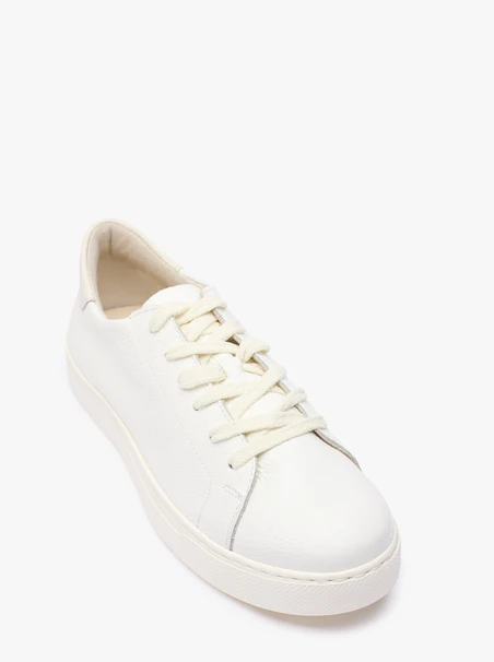 Weiße Turnschuhe aus genarbtem Leder