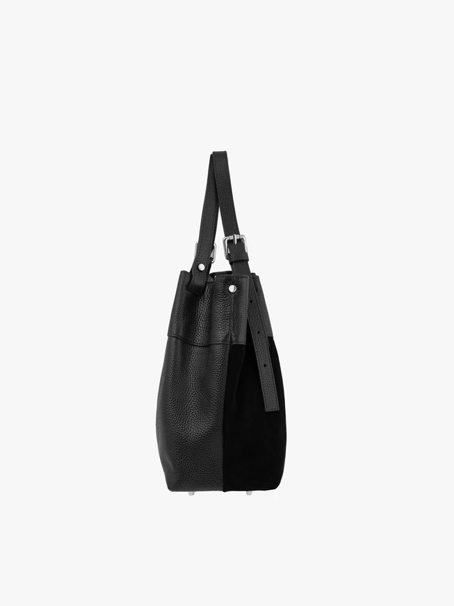 Schwarze mittelgroße Handtasche