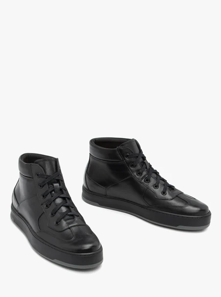 Schwarze Sportschuhe