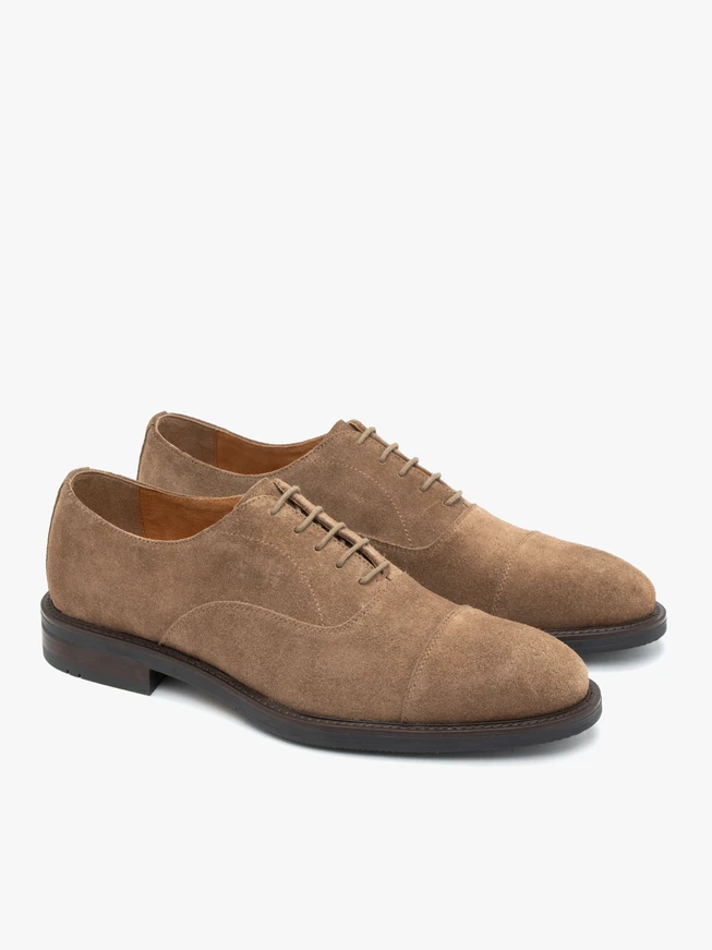 Halbschuhe aus braunem Veloursleder zum Schnüren