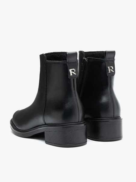 Schwarz genarbte Lederstiefel