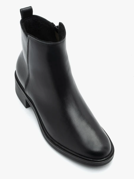 Schwarz genarbte Lederstiefel