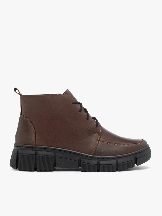 Braune Stiefel mit Fleece-Isolierung