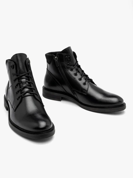 Schwarze Herrenstiefel mit Ziernähten auf dem Schaft