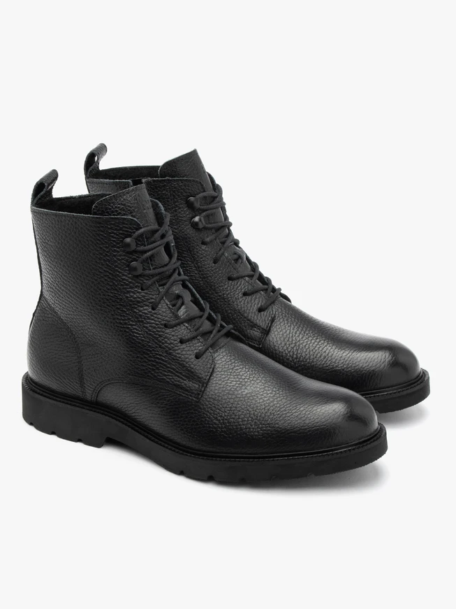 Schwarze Herrenstiefel auf leichter Basis