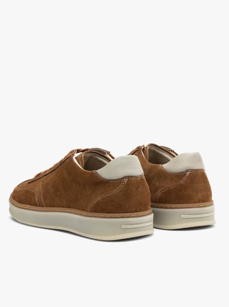 Braune und weiße Schnürhalbschuhe