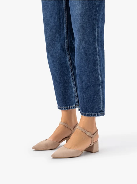 Taupefarbene absatzlose Slingback-Pumps mit Pfosten