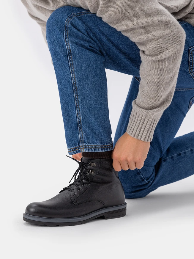 Herrenstiefel mit schwarzem Boden und kontrastierendem Einsatz
