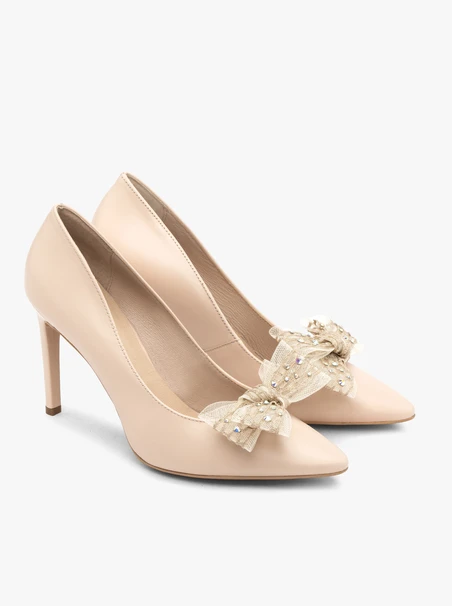 Beigefarbene Pumps mit Stiletto-Absatz und abnehmbarer Schleife