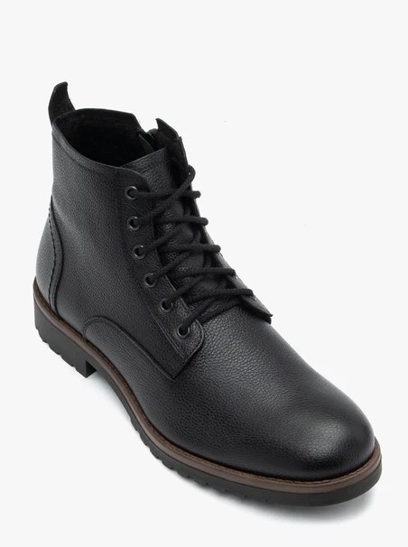 Isolierte Stiefel aus schwarzem Schafsleder