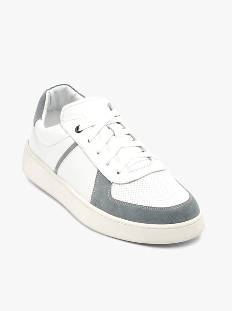 Weiße und graue Schnürhalbschuhe