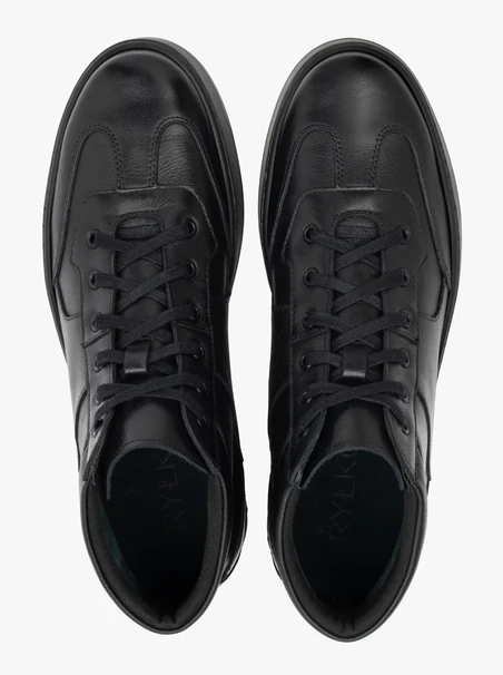 Schwarze Sportschuhe