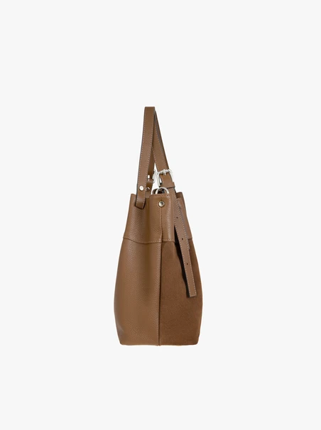 Hellbraune mittelgroße Tasche