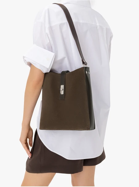 Dunkelbraune mittelgroße Tasche mit Schnalle
