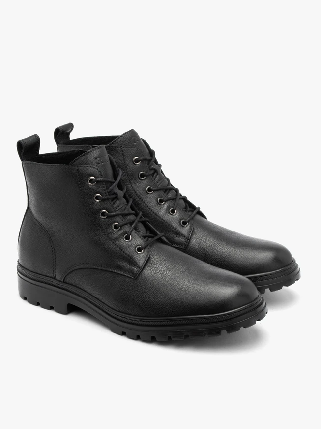 Schwarze Herrenstiefel auf leichter Traktorsohle