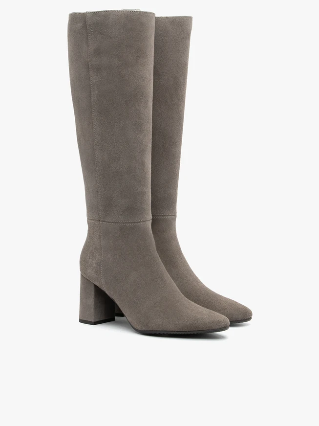 Stöckelschuhe aus grauem Veloursleder