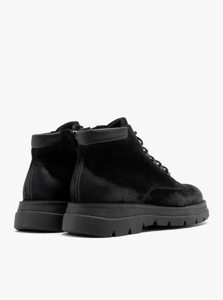 Schwarze Herrenstiefel mit festem Boden