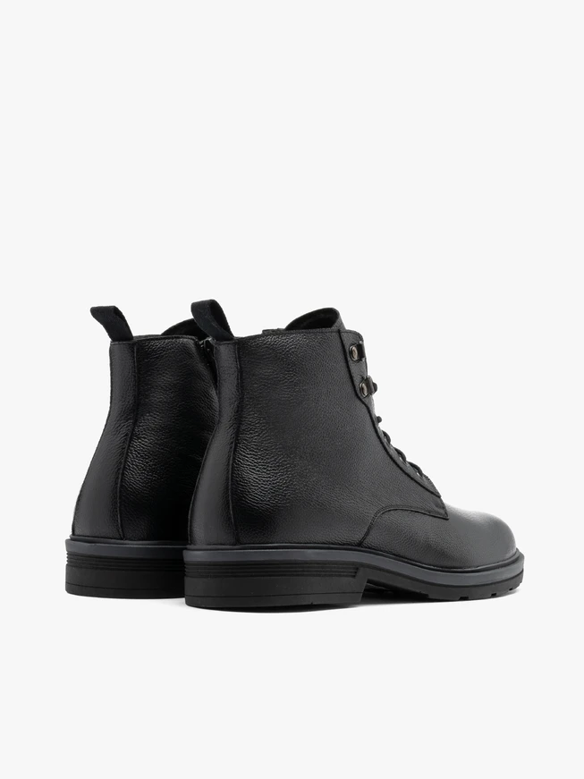 Herrenstiefel mit schwarzem Boden und kontrastierendem Einsatz
