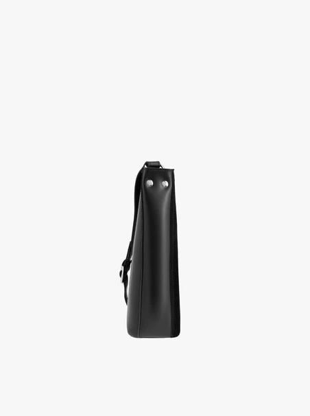 Schwarze mittelgroße Tasche mit Schnalle