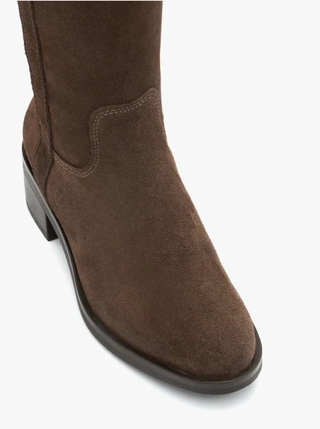 Braune Stiefel mit breitem Schaft