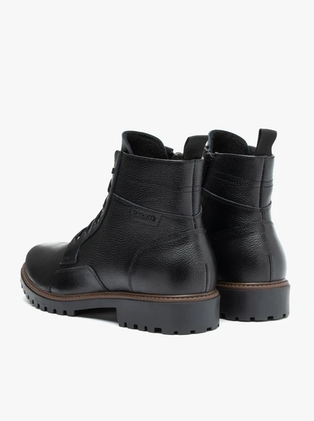 Schwarz genarbte Lederstiefel