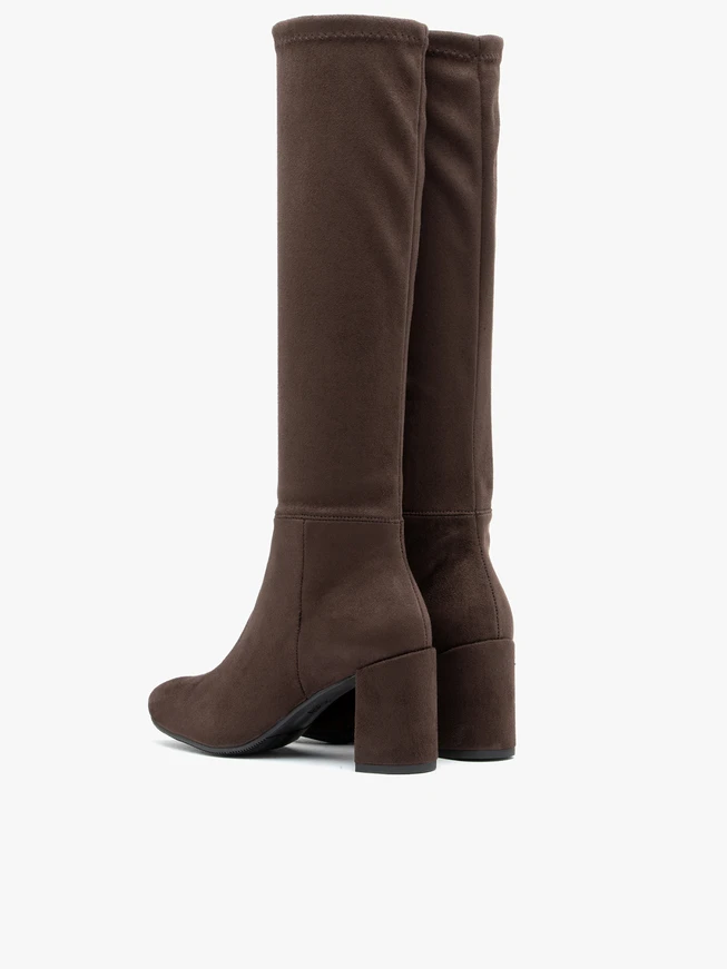 Dunkelbraune Stiefel mit schmalem, flexiblem Schaft