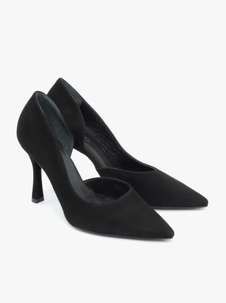 Schwarze Pumps mit Flare-Absatz aus Velours