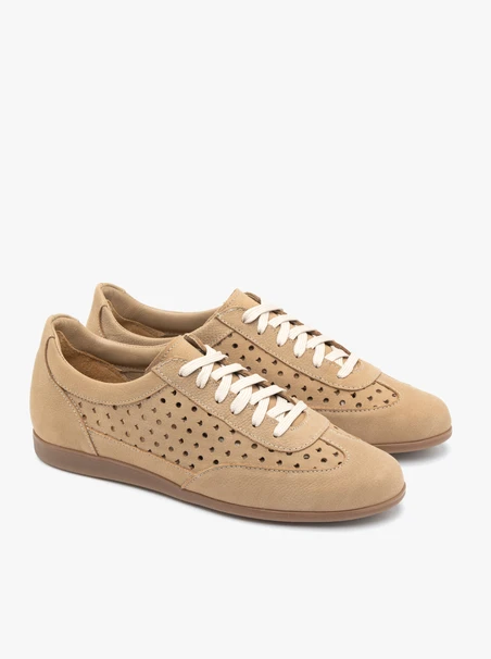 Halbschuhe aus sandfarbenem Nubukleder mit Perforationen