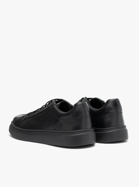 Schwarze Sportschuhe zum Schnüren