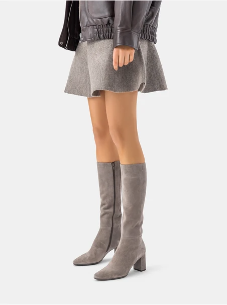 Graue Stiefel mit breitem Schaft