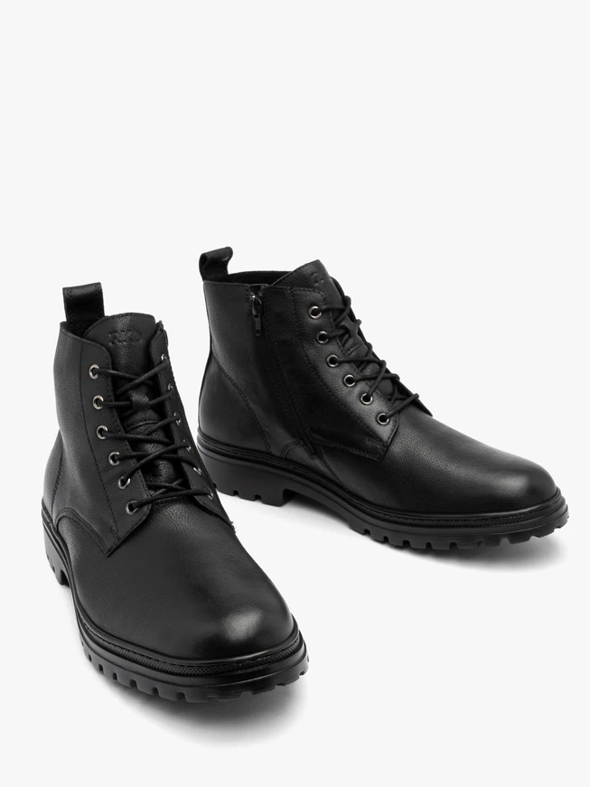 Schwarze Herrenstiefel auf leichter Traktorsohle