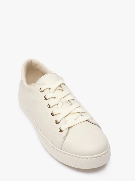 Weiße Turnschuhe aus genarbtem Leder