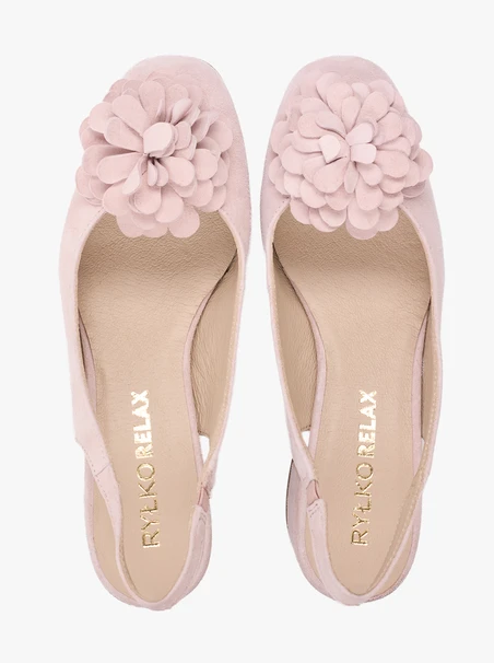 Hellrosa Slingback-Pumps ohne Absatz mit Blumenverzierung