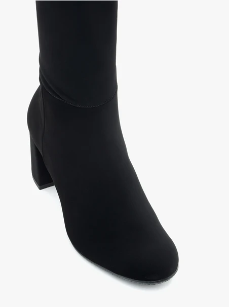 Schwarze Stiefel mit flexiblem, schmalem Schaft
