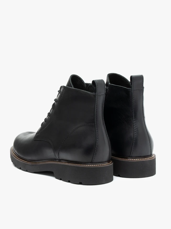 Schwarz genarbte Lederstiefel