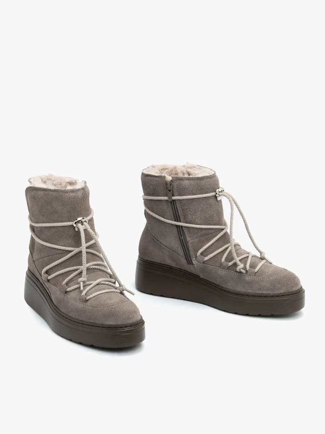 Graue Schneestiefel zum Schnüren