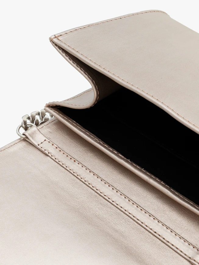 Platinfarbene Leder-Clutch-Tasche mit Kette