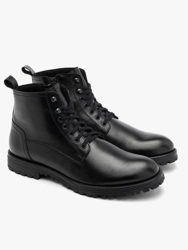 Schwarze Stiefel auf Traktionsboden aus Naturkautschuk