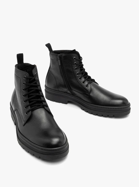 Schwarze Herrenstiefel mit Logo auf dem Schaft