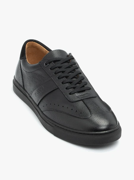 Schwarze Sporthalbschuhe mit weißer Sohle