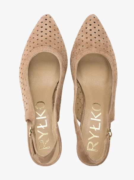 Hellbraune Pumps mit Perforationen