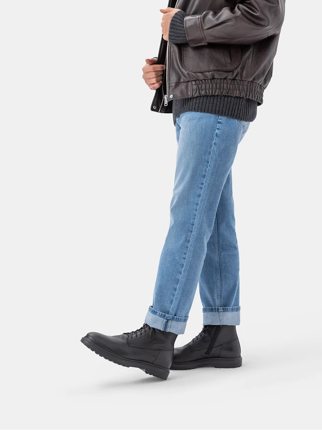 Schwarze Herrenstiefel mit festem Boden