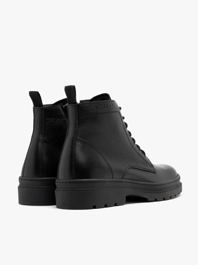Schwarze Herrenstiefel mit Logo auf dem Schaft