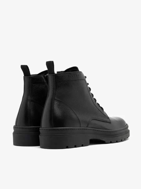 Schwarze Herrenstiefel mit Logo auf dem Schaft